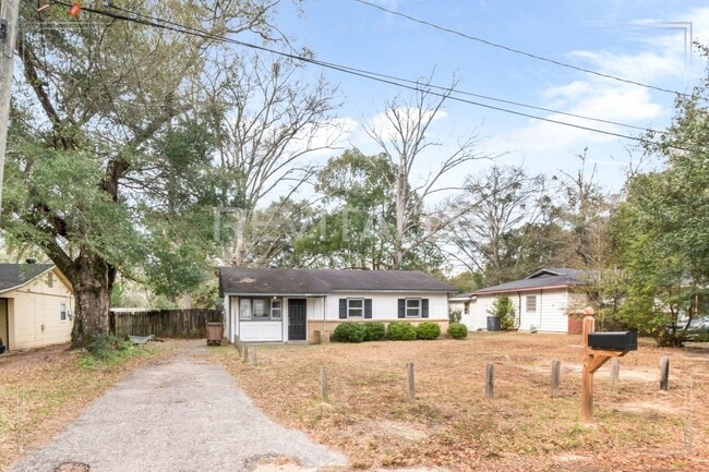 Building Photo - 3 Bed/1 Bath Home with Large Yard and Fence!