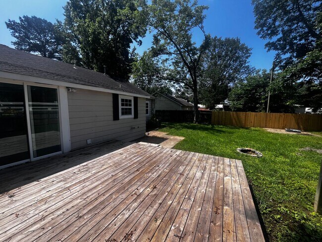 Building Photo - Freshly updated home with privacy fence in...