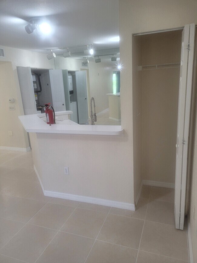 Building Photo - 850 S Tamiami Trl