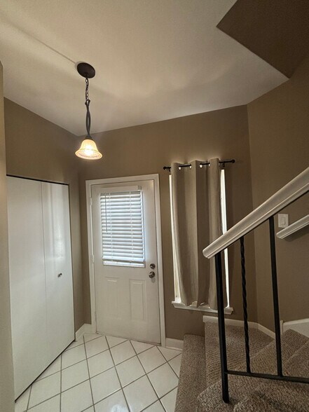 Building Photo - 517 Woodcrest Dr