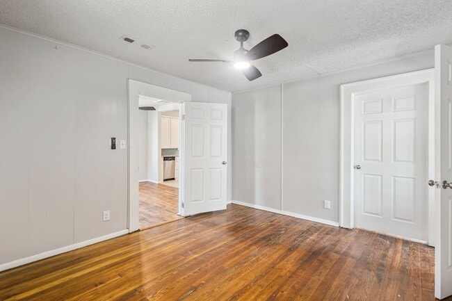 Building Photo - Beautifully renovated 2/1!