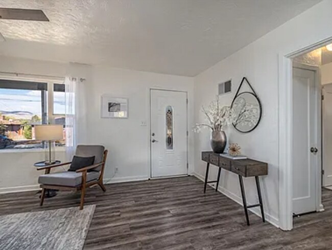 Building Photo - Beautiful, Spacious 3B/2.5Bath Single Family Home