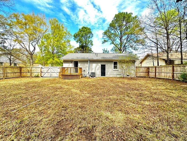 Building Photo - 3 Bed 1 Bath Home Located in Pepperhill in...