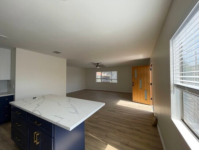 Building Photo - 1385 N Marengo Ave