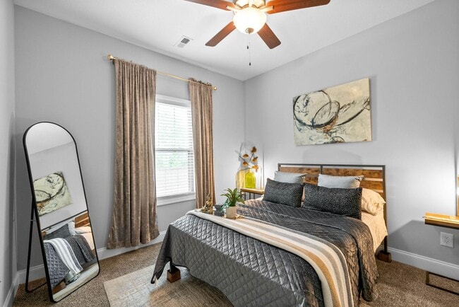 Building Photo - Modern 6-Bedroom Home with Open Layout & S...