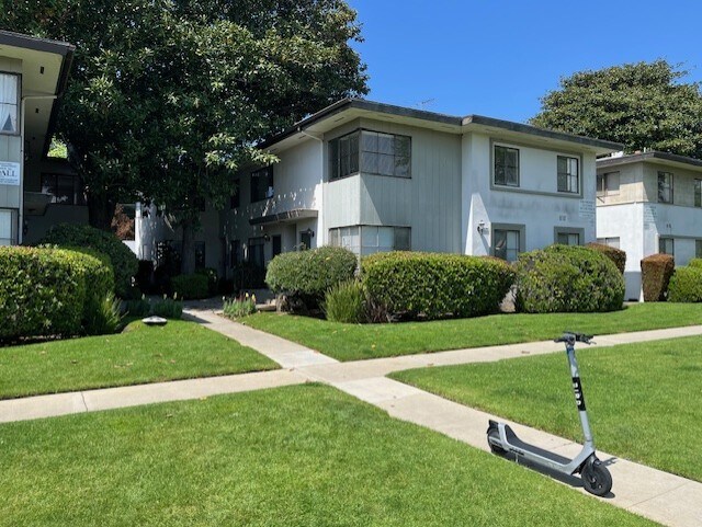 Primary Photo - 3175 S Barrington Ave