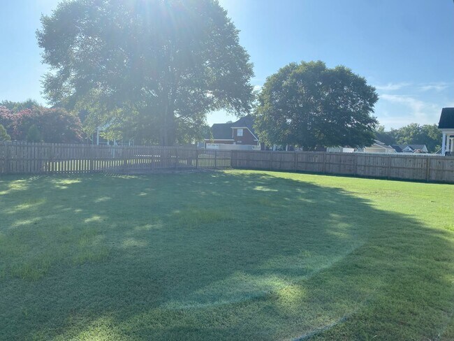 Building Photo - 3 Bed/3 Bath with 2 Bonus Rooms!!!