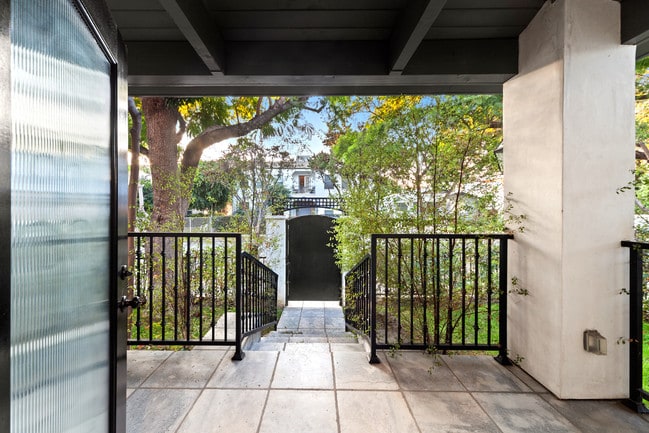 Building Photo - 1120 Poinsettia Dr