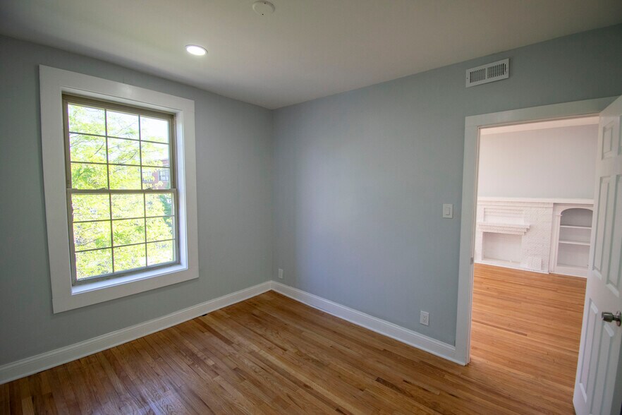 Building Photo - 4921 W Addison St
