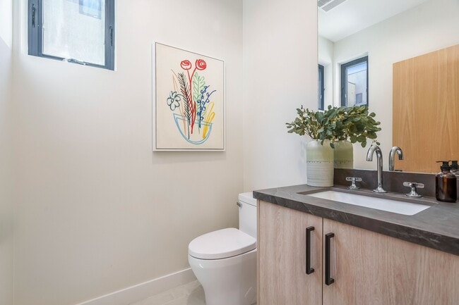 Building Photo - 1859 Barry Ave