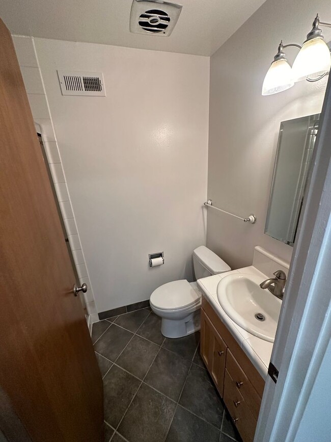 Building Photo - Beautifully Updated 2-Bedroom Unit with On...