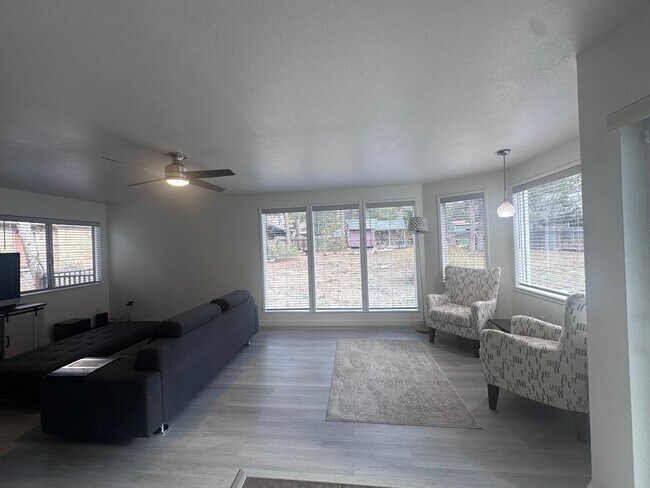 Building Photo - Charming, Fully Furnished 4 Bedroom House in Quiet Neighborhood- Pet Friendly!