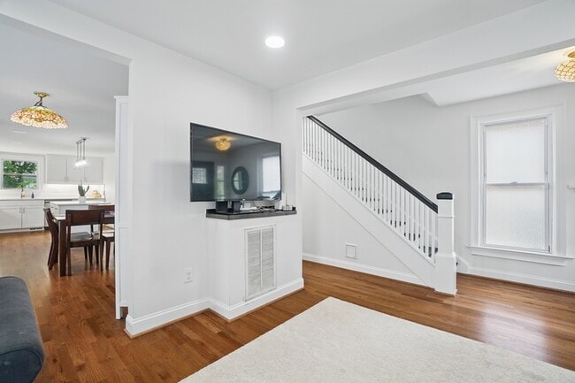 Building Photo - 535 37th St