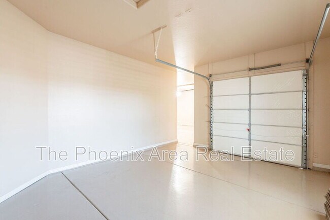 Building Photo - 716 E Runaway Bay Pl