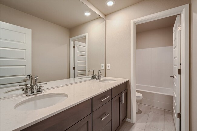 Building Photo - Stunning design and spacious floor plan ne...