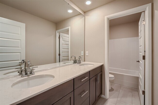 Building Photo - Stunning design and spacious floor plan nestled in the amazing Tahoma Ridge neighborhood.