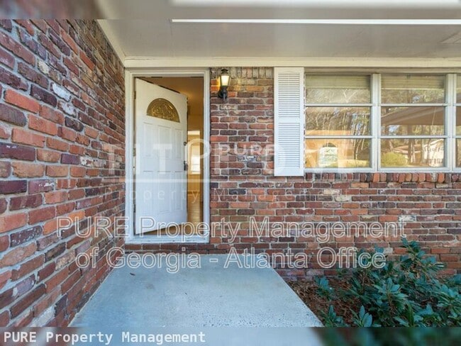 Building Photo - 2435 Woodacres Rd NE