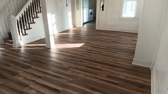 Building Photo - 648 E Princess St