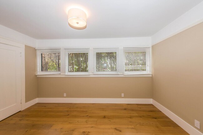 Building Photo - 306 N Shaffer St