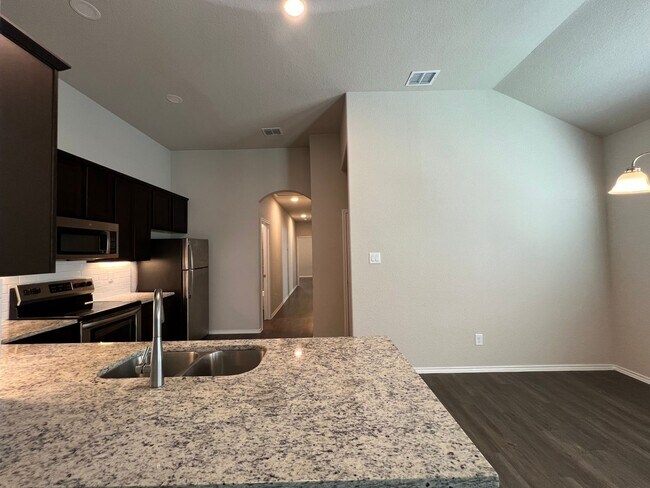 Building Photo - Luxury 3/2 Duplex in Seguin, Texas