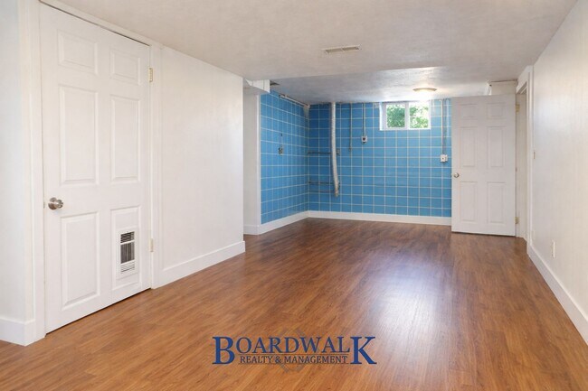 Building Photo - 2725 Lake St