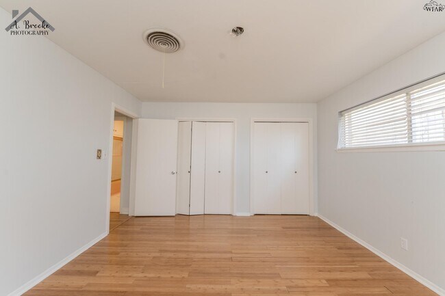 Building Photo - 2725 Devon Rd