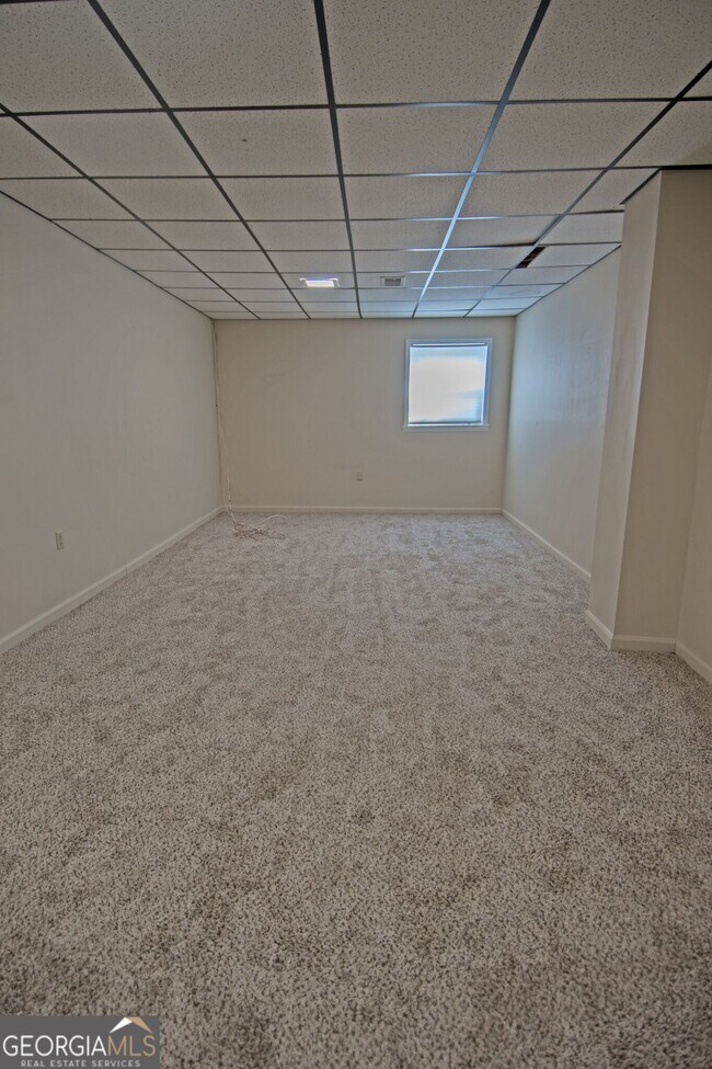 Building Photo - 305 Pinemount Dr