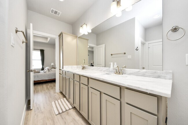 Building Photo - 9017 Lonestar Creekbend Ln