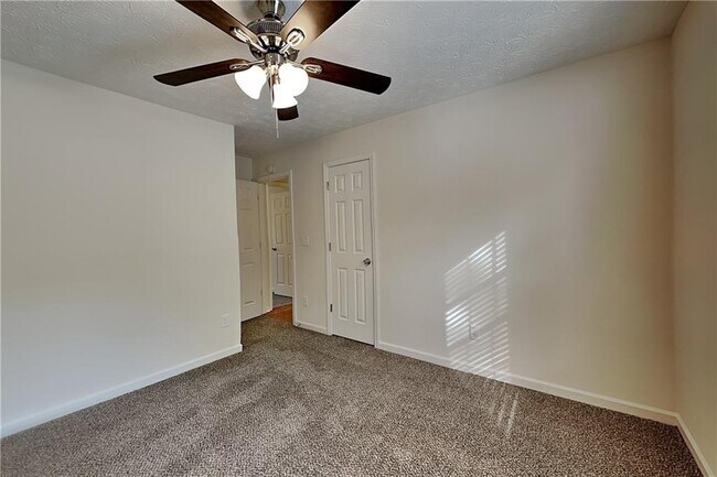 Building Photo - 60 King William Dr