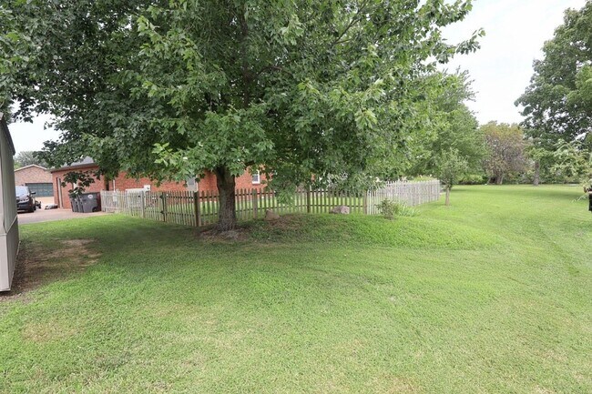 Building Photo - 8231 Lake Terrace Dr