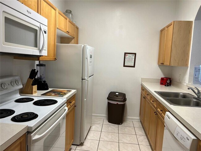 Building Photo - 8100 Princess Palm Ln