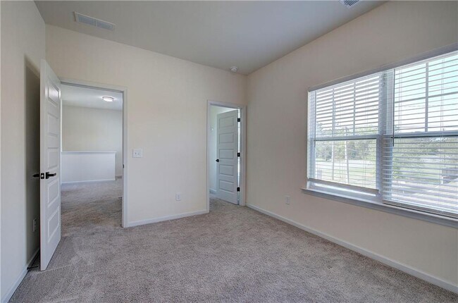 Building Photo - 10 Eagle Dr