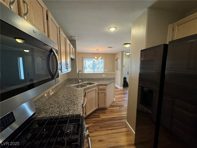 Building Photo - 910 Elegant Coral Ave