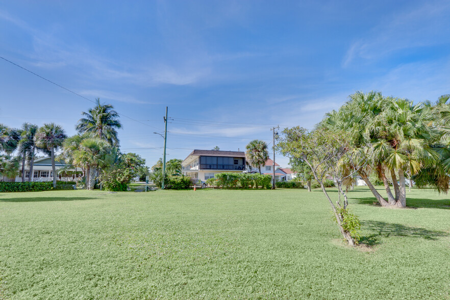 Building Photo - 230 S Lakeside Dr