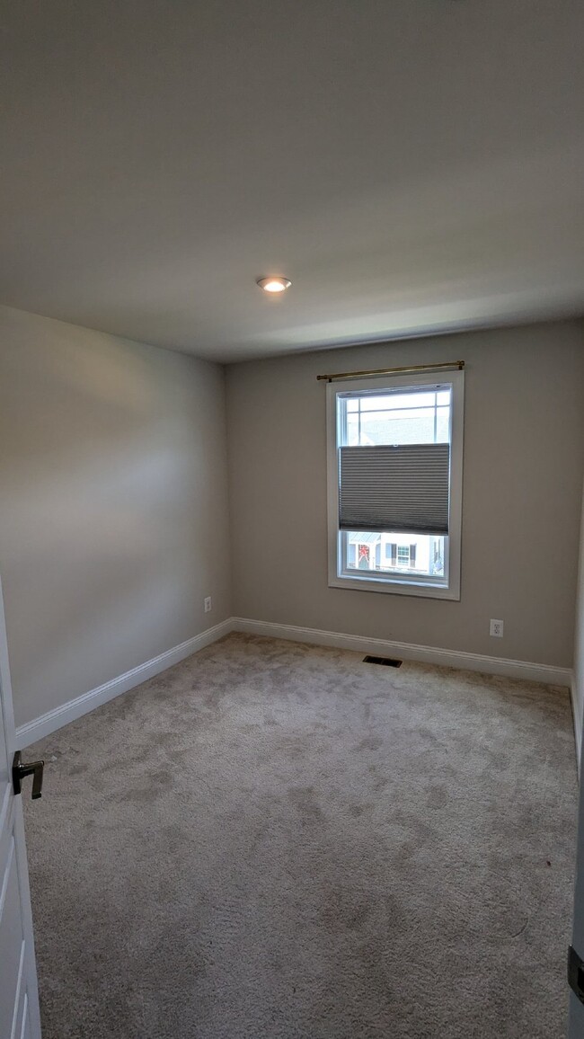 Building Photo - 4 Bed / 3.5 Bath Newly built Townhouse (Av...