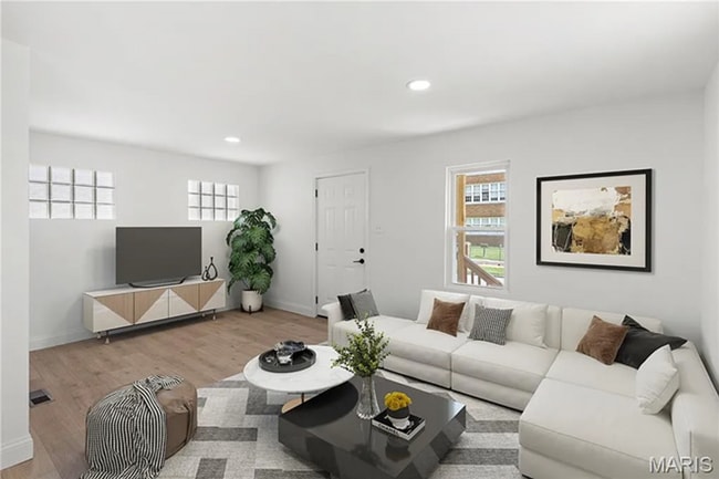 Building Photo - Totally Renovated & Totally Adorable - Sec...