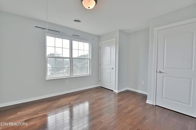Building Photo - 3032 Oakwood Hills Ln