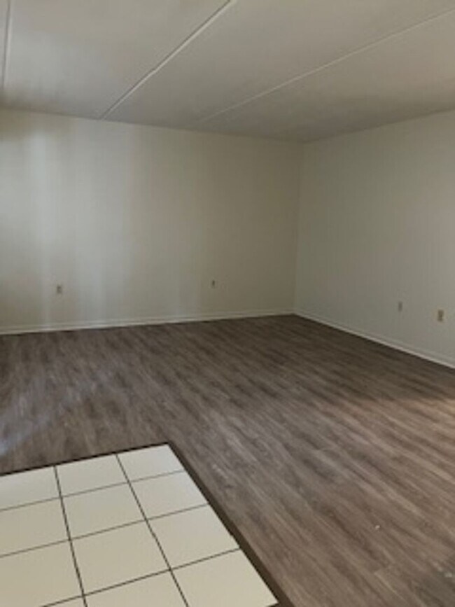 Building Photo - Charming 2 Bedroom 1 bath unit at Habana Park!