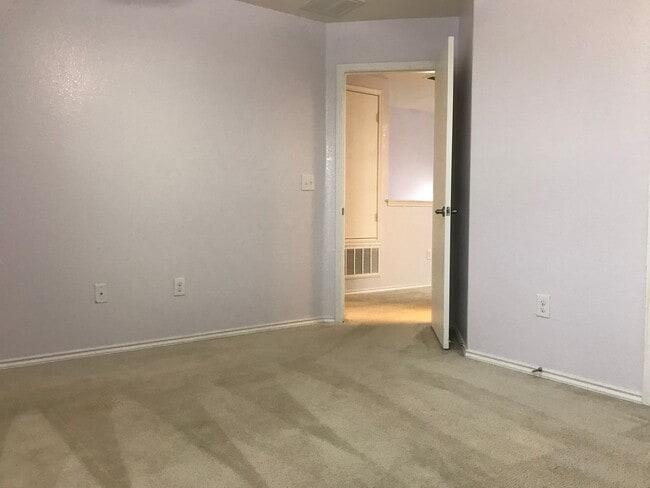 Building Photo - Great Location, Great Price
