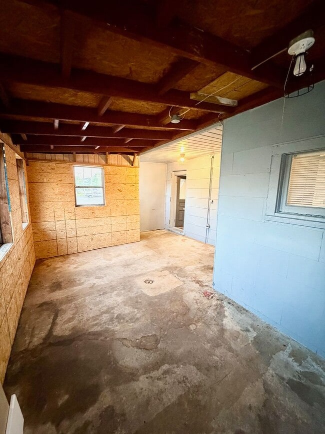 Building Photo - Cozy 2–3 Bedroom, 1 Bath Home with Garage & Sunroom