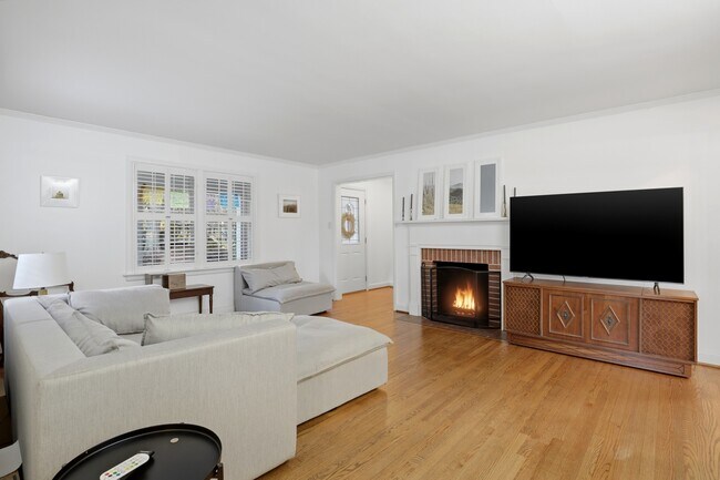 Building Photo - 1700 E Mulberry St