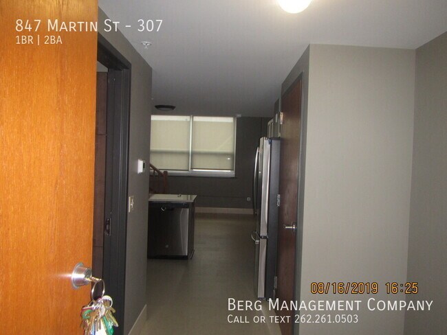 Building Photo - 847 Martin St