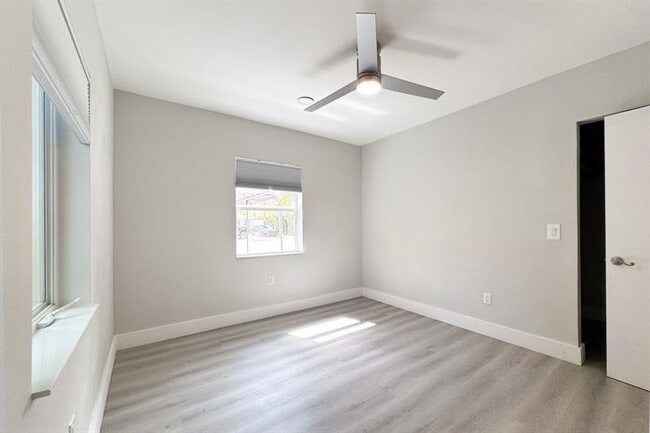 Building Photo - 1641 NE 5th Ct