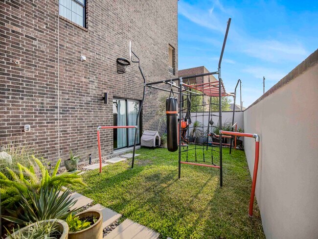Building Photo - 210 Veracruz Dr