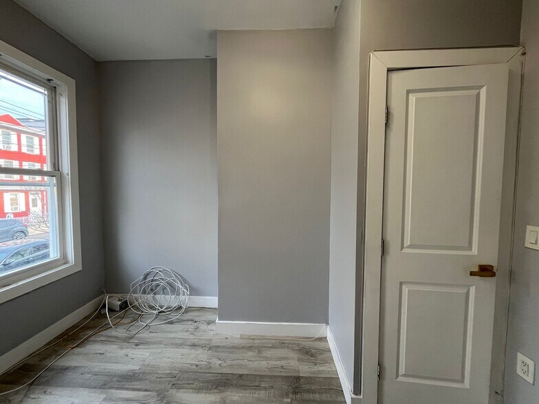 Building Photo - 86 Zabriskie St