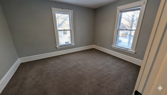 Building Photo - Come home to this great single family home with tons of charm and a beautiful yard