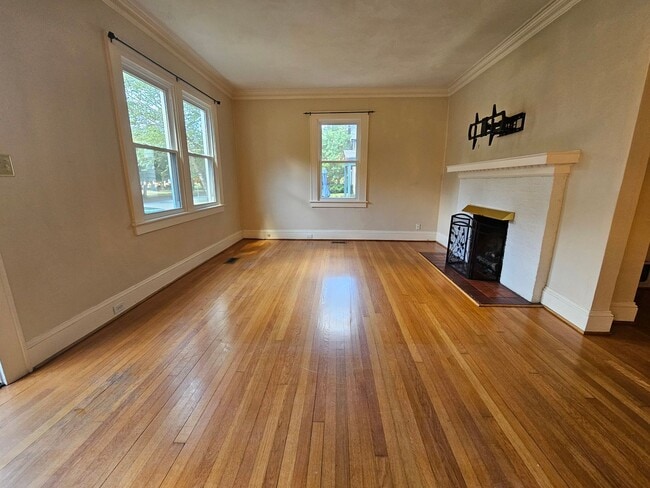 Building Photo - LARCHMONT