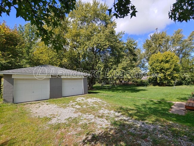 Building Photo - Charming Ranch with Fireplace, 2 Garages & Large Yard