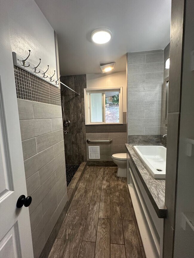 Building Photo - Beautifully Refreshed Home on Several Acre...