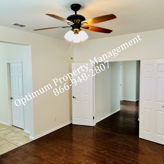 Building Photo - Modern Elegance and Comfort!